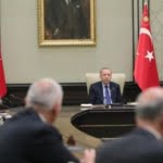 Öldürülmemek için evin önüne barikat kurdu thumbnail