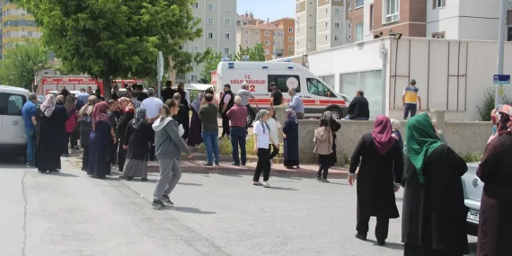 Çocuğunu kurtarmak isterken 13. kattan düştüler: Anne ve 2 çocuğu hayatını kaybetti