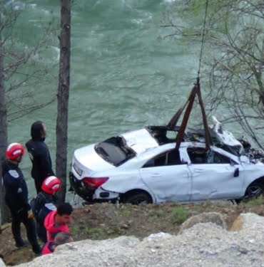 tuncelide-munzur-cayina-dusen-otomobil-cikartildi-3-genci-arama_01bc0209