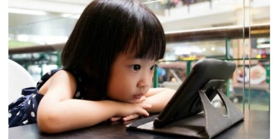 Telefondan sürekli oyun oynayan çocuk ailesini batırdı