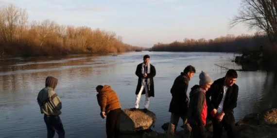 Türkiye-Yunanistan sınırındaki bir adada mahsur kalan 80 Ezidi Kürt sığınmacı kurtarıldı