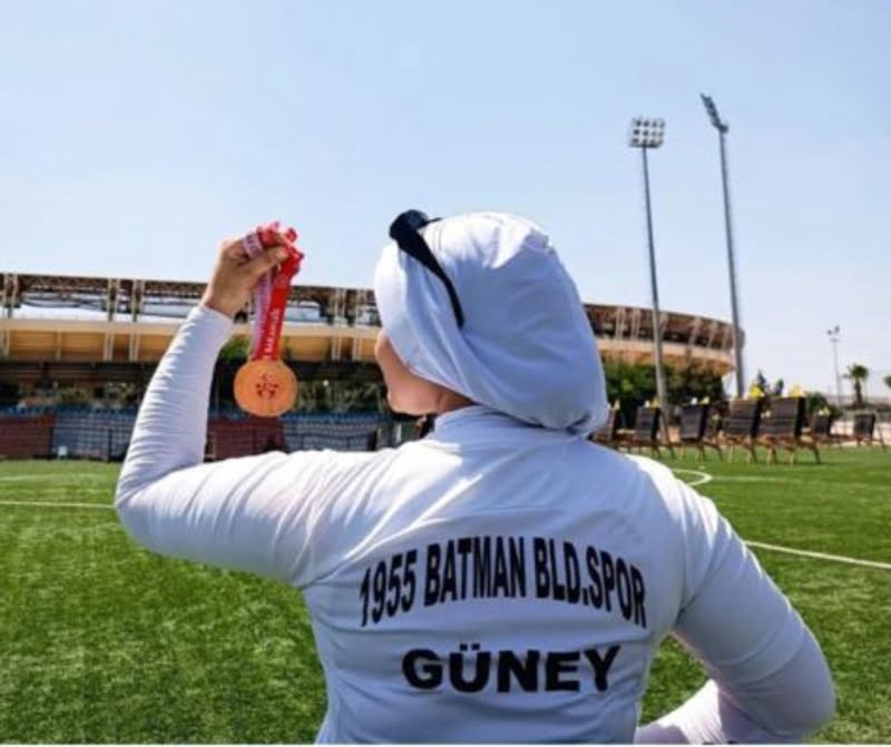 Batman Belediyesi 1955 Belediyespor Kulübü sporcuları Ayşenur Güney, okçuluk turnuvasında şampiyon oldu