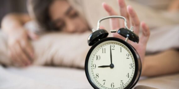 ‘Geç uyuyan insanların sigara ve alkol tüketimi daha erken ölüm getiriyor’