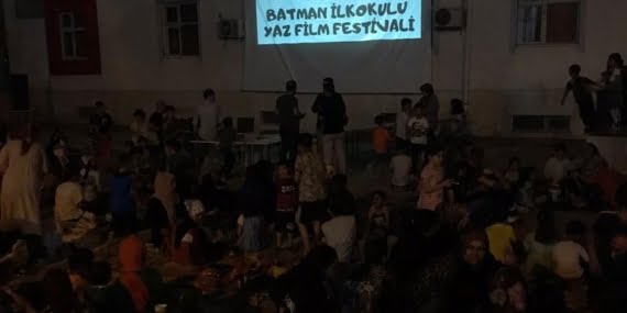Batman ilkokulu öğrencilerine ve velilerine yaz film festivali etkinliği gerçekleştirdi
