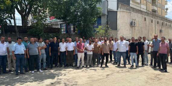 Kozluk Belediyesi çalışanları maaşlarını alamadıkları gerekçesi ile greve gitti