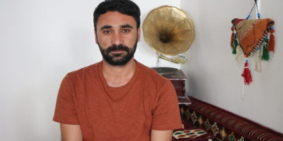 Bismil’de alıkonulup ölümle tehdit edildiğini belirten Batmanlı sanatçı İHD’ye başvurdu