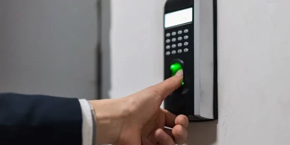 Mesai takibi için parmak izi alan işyerine ceza