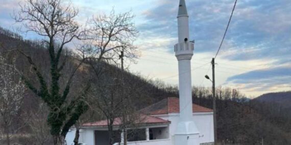 Camiye giren saldırgan Kuran yırttı