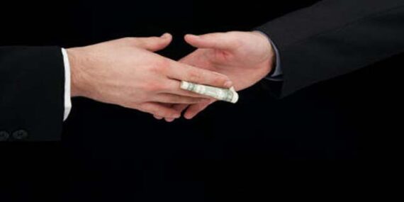 Rüşvet aldığı fark edilince parayı yuttu: Hastaneye kaldırıldı