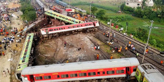 Hindistan’da tren kazası faciası: Yüzlerce ölü ve yaralı