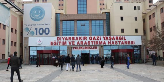 Diyarbakır’da vahşet: Annesini odaya kilitledi, babasının boğazını kesti