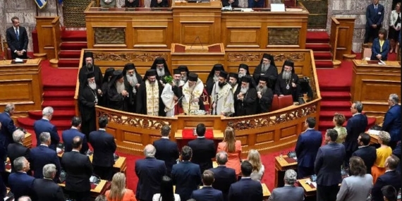 Yunan parlamentosunda üç farklı yemin: Kur’an’a el bastılar