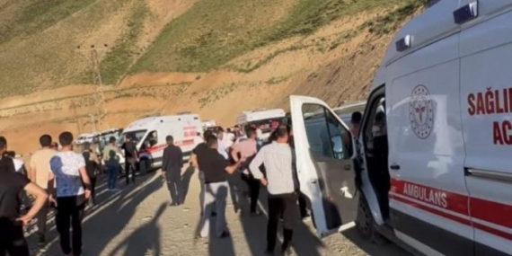 Yüksekova’da berivanları taşıyan minibüs devrildi: 15 kişi yaralandı