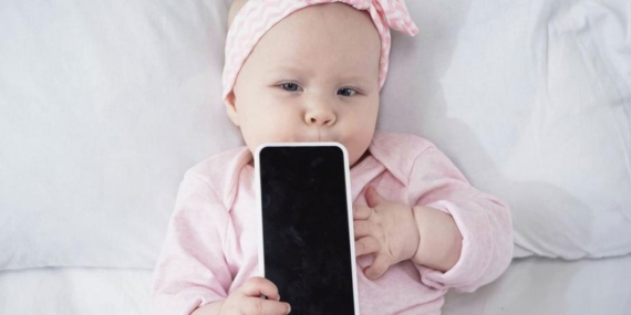 Hindistan’da bir aile, cep telefonu almak sosyal medya videoları çekmek için 8 aylık bebeğini sattı