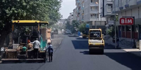 Batman Belediyesi, asfaltlama çalışmalarını kentin ihtiyaç duyulan mahallelerinde sürdürüyor.