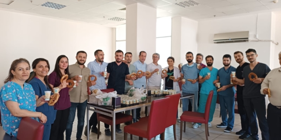 Kozluk Devlet Hastanesi'nde sağlık çalışanları simit yiyerek yemeği boykot etti Kozluk Devlet Hastanesi’nde sağlık çalışanları simit yiyerek yemeği boykot etti