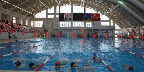 Batman’da 12 havuzda 6 gün yüzme eğitimi veriliyor