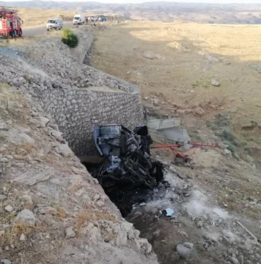 aa-20230710-31637075-31637073-batmanda-sarampole-devrilip-yanan-bugday-yuklu-kamyondaki-4-kisi-oldu-2-kisi-yaralandi