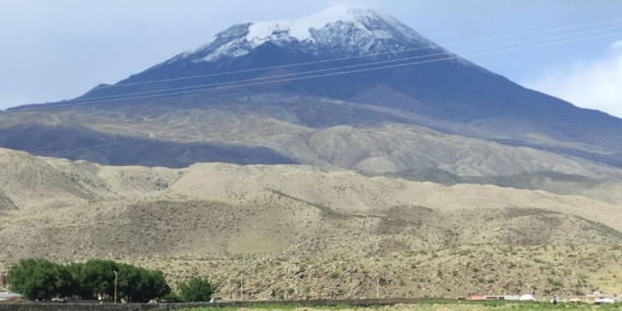 Ağrı Dağı’nda buzullar eridi, sel suları taş ve kayaları sürükledi