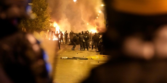 Fransa’da göçmenlerin sokak eylemleri: Binlerce gözaltı, bir milyar euro maddi zarar