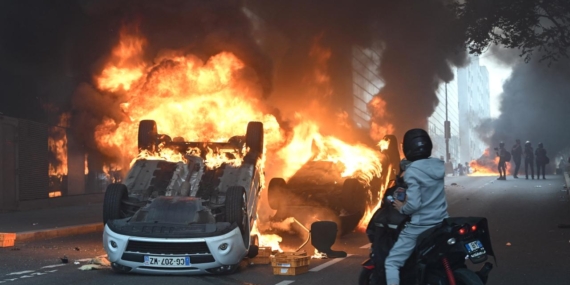 Fransa’da 17 yaşındaki gencin polis tarafından öldürülmesi sonrası protestolar büyüyor