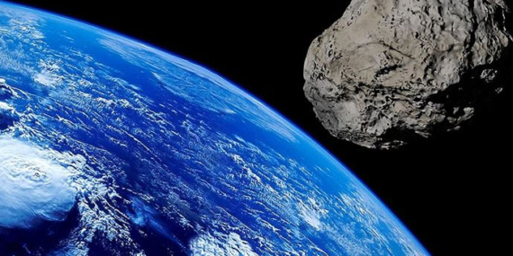 Balkonda kahvesini yudumlayan kadına göktaşı çarptı!