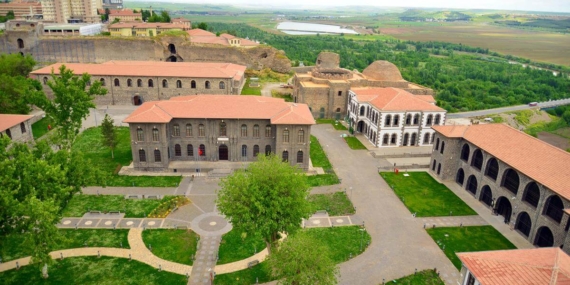Diyarbakır’daki tarihi İçkale’de gelin damat ücretleri dudak uçuklattı; Fotoğraf çekimi için 6 bin TL isteniyor