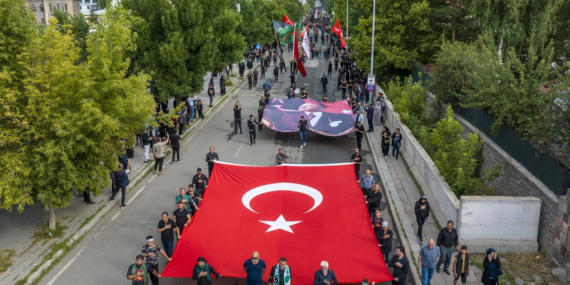 Kars’ta Kerbela şehitlerine Atatürk posterli anma