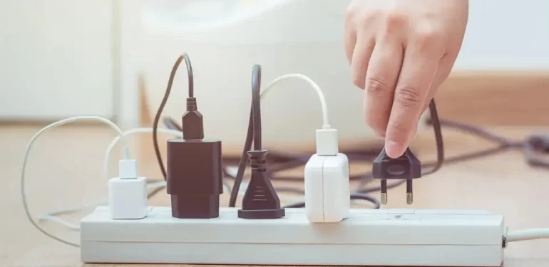 prizde-sarj-aleti-birakmak-elektrik-harcar-mi-1