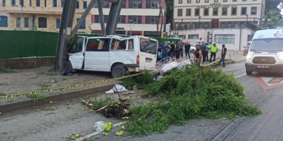 Giresun'da fındık işçilerini taşıyan minibüs kaza yaptı! 1 ölü, 13 yaralı Giresun’da fındık işçilerini taşıyan minibüs kaza yaptı! 1 ölü, 13 yaralı