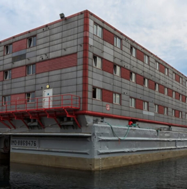 Ingilterede-ilk-multeci-grubu-tartismali-yuzer-kampa-yerlestirildi.1-1024x576