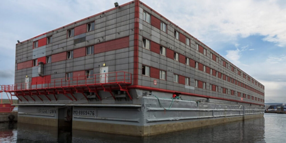 İngiltere'nin mültecileri yerleştirdiği tartışmalı ‘yüzer kamp’ boşaltıldı İngiltere’nin mültecileri yerleştirdiği tartışmalı ‘yüzer kamp’ boşaltıldı