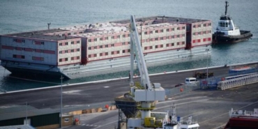 Ingilterede-ilk-multeci-grubu-tartismali-yuzer-kampa-yerlestirildi.2