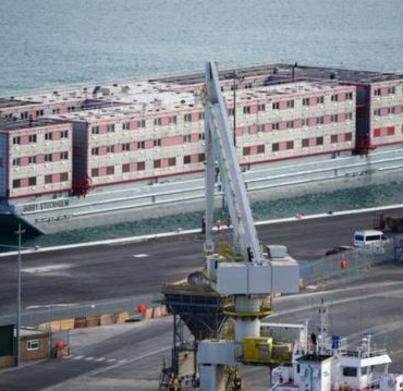 Ingilterede-ilk-multeci-grubu-tartismali-yuzer-kampa-yerlestirildi.2