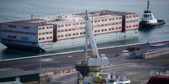 İngiltere’de ilk mülteci grubu ‘yüzer kamp’a yerleştirildi