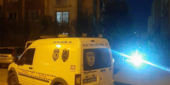 Ev sahibi, kiracısı olan kadın ile oğlunu bıçakladı