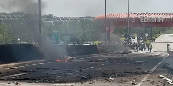 Özel yolcu uçağı yola düştü: 10 ölü Özel yolcu uçağı yola düştü: 10 ölü