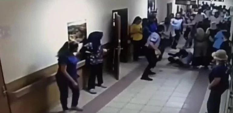 devlet-hastanesini-basip-guvenlik-gorevlilerini-darp-ettiler-pl8c