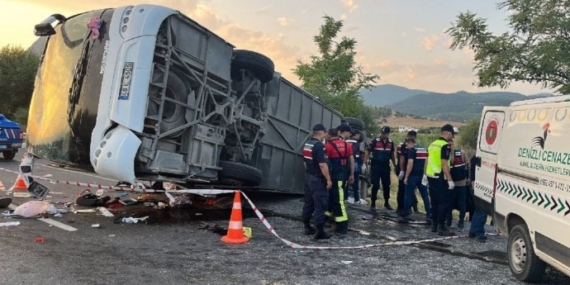 Otobüs ile tır çarpıştı: 6 ölü 43 yaralı