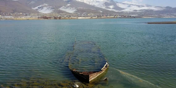 Van Gölü’nde kuraklık yüzünden su seviyesi günden güne düşüyor