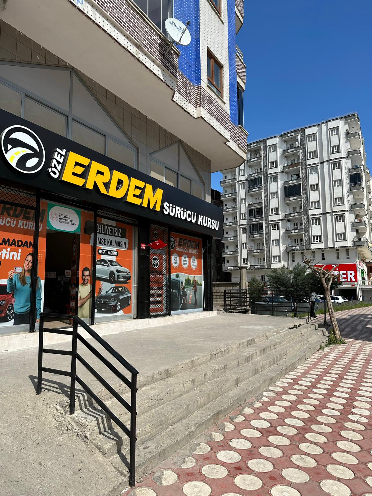 Erdem Sürücü Kursu'nun amacı güvenli araç kullanmayı öğretmek