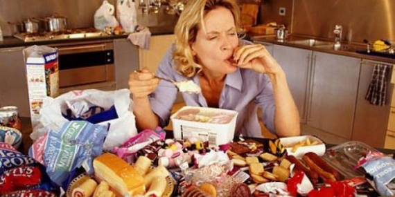 Regl döneminde kadınların abur cubur isteği bilimsel olarak doğrulandı