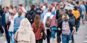 174762872-foule-de-gens-dans-la-rue-jour-d-été