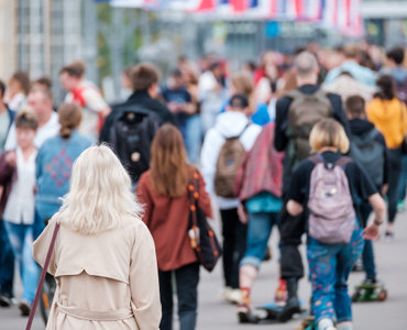 174762872-foule-de-gens-dans-la-rue-jour-d-été