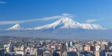 Mount_Ararat_and_the_Yerevan_skyline_in_spring_50mm