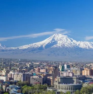 Mount_Ararat_and_the_Yerevan_skyline_in_spring_50mm
