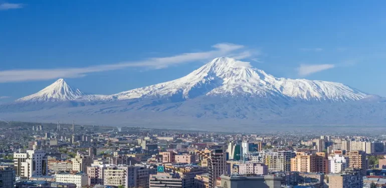 Mount_Ararat_and_the_Yerevan_skyline_in_spring_50mm