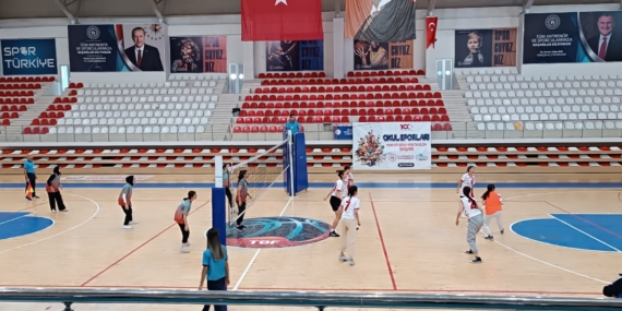 Okul sporları voleybol maçlarıyla başladı