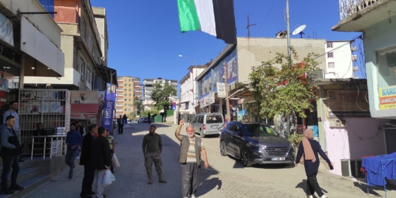 Filistin bayrağını asan vatandaşlar, israil bayrağını ayaklar altına çizdi