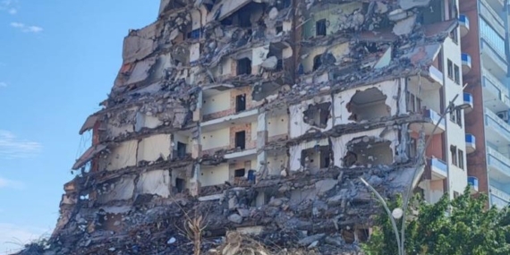 Depremde hasar gören binanın yıkımı yarım kaldı, çevre sakinleri tepkili!